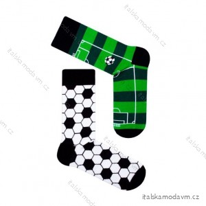 Ponožky veselé obrázkové slabé chlapčenské pre futbalistov (35/37) POĽSKÁ MODA DPP20FOTBALM