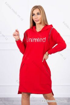 Červené šaty s neobmedzeným nápisom