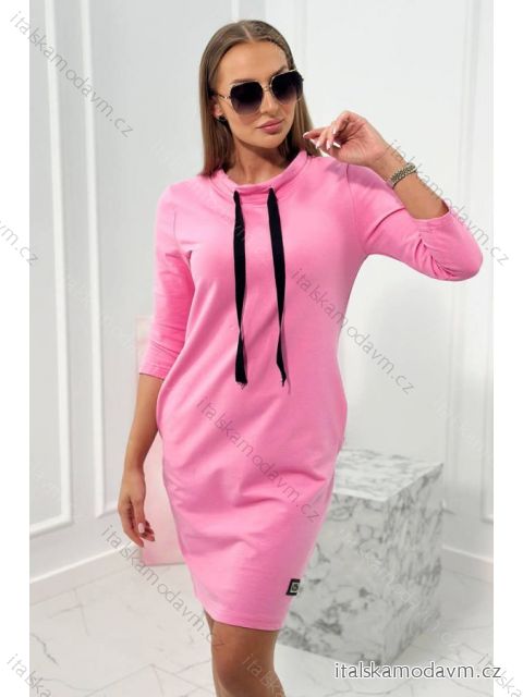 Růžové šaty se zavazováním u krku