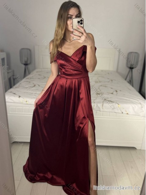 Šaty carmen dlhé na ramienka elegantné saténové dámske (S/M ONE SIZE) TALIANSKA MÓDA IMPBB22B22735/DR -   tmavo červená
,   S/M