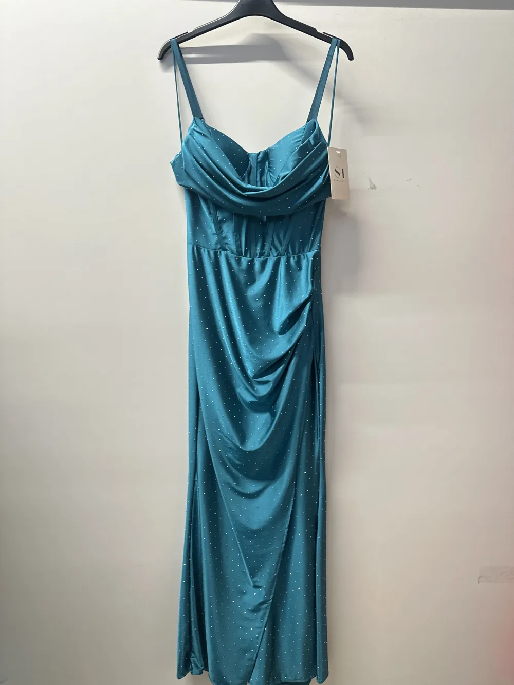 Šaty dlhé spoločenské trblietavé na ramienka dámske (S/M/L ONE SIZE) TALIANSKA MÓDA IMPSH256745