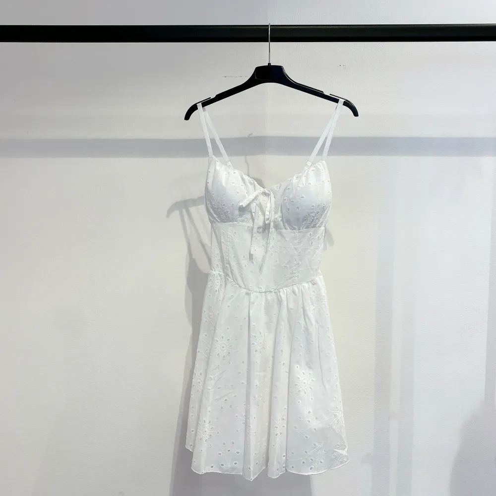 Šaty krátke letné krajkové na ramienka dámske (S/M/L ONE SIZE) TALIANSKA MÓDA IMPMD2535266