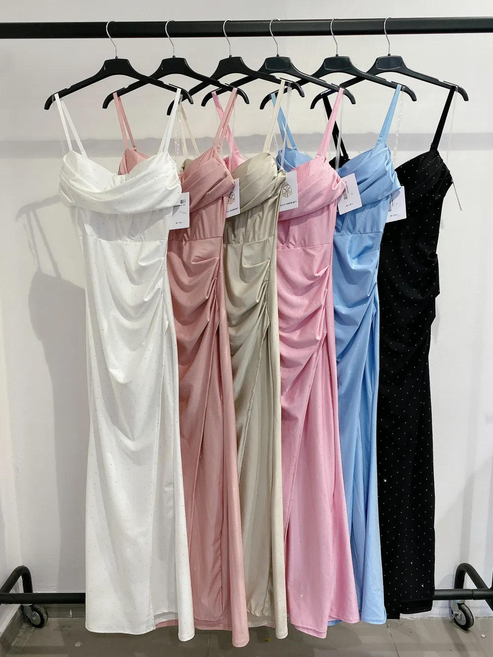 Šaty dlhé elegantné saténové na ramienka dámske (S/M/L ONE SIZE) TALIANSKA MÓDA IMPMD2538799
