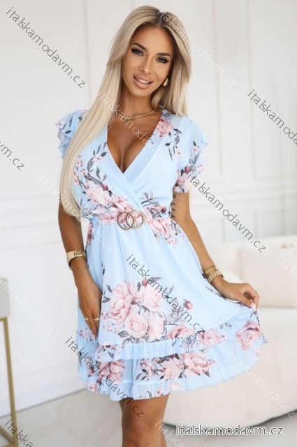 468-3 Šaty PATRIZIA s výstrihom do vrecka, opaskom a krátkymi rukávmi - svetlomodré s ružami