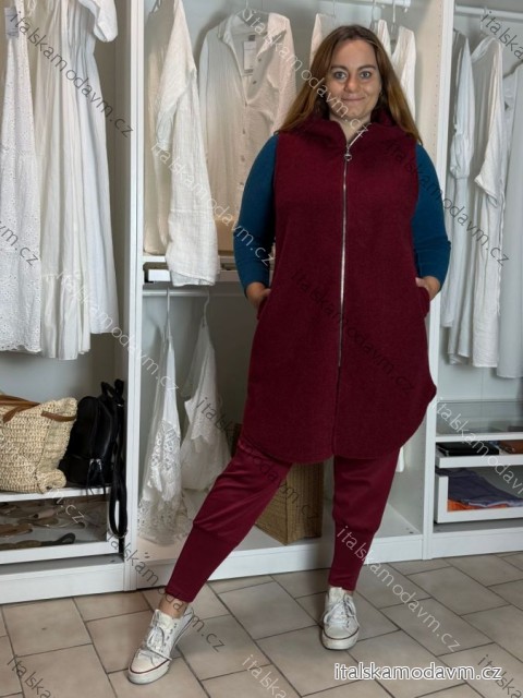 Vesta slabá s kapucňou na zips bez rukávu dámska nadrozmer (48/50/52 ONE SIZE) TALIANSKA MÓDA IM425545/DR  vínová
